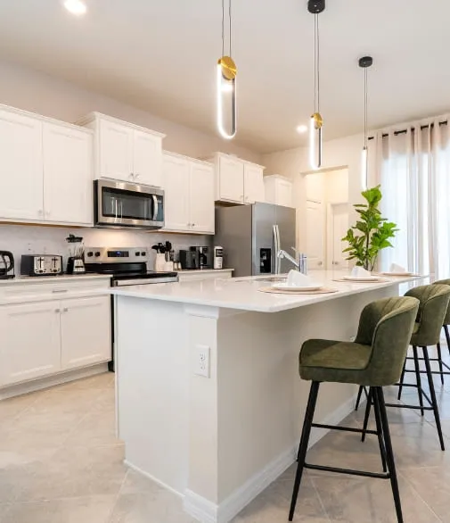 Cozinha moderna com ilha central, acabamento elegante e detalhes que refletem o estilo de vida e personalidade dos moradores.