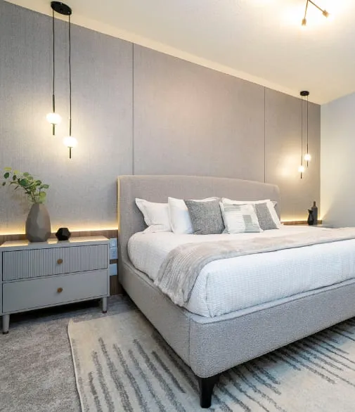 Quarto moderno e aconchegante com cama estofada, iluminação pendente e design sofisticado que reflete personalidade.
