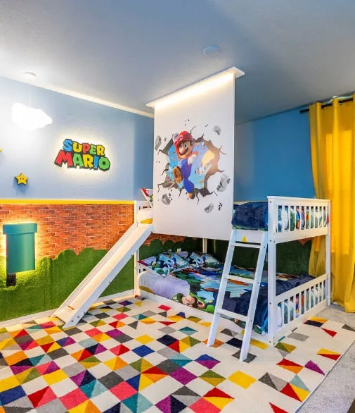 Quarto infantil temático do Super Mario com beliche, escorregador, decoração lúdica e ambiente colorido que estimula a imaginação.